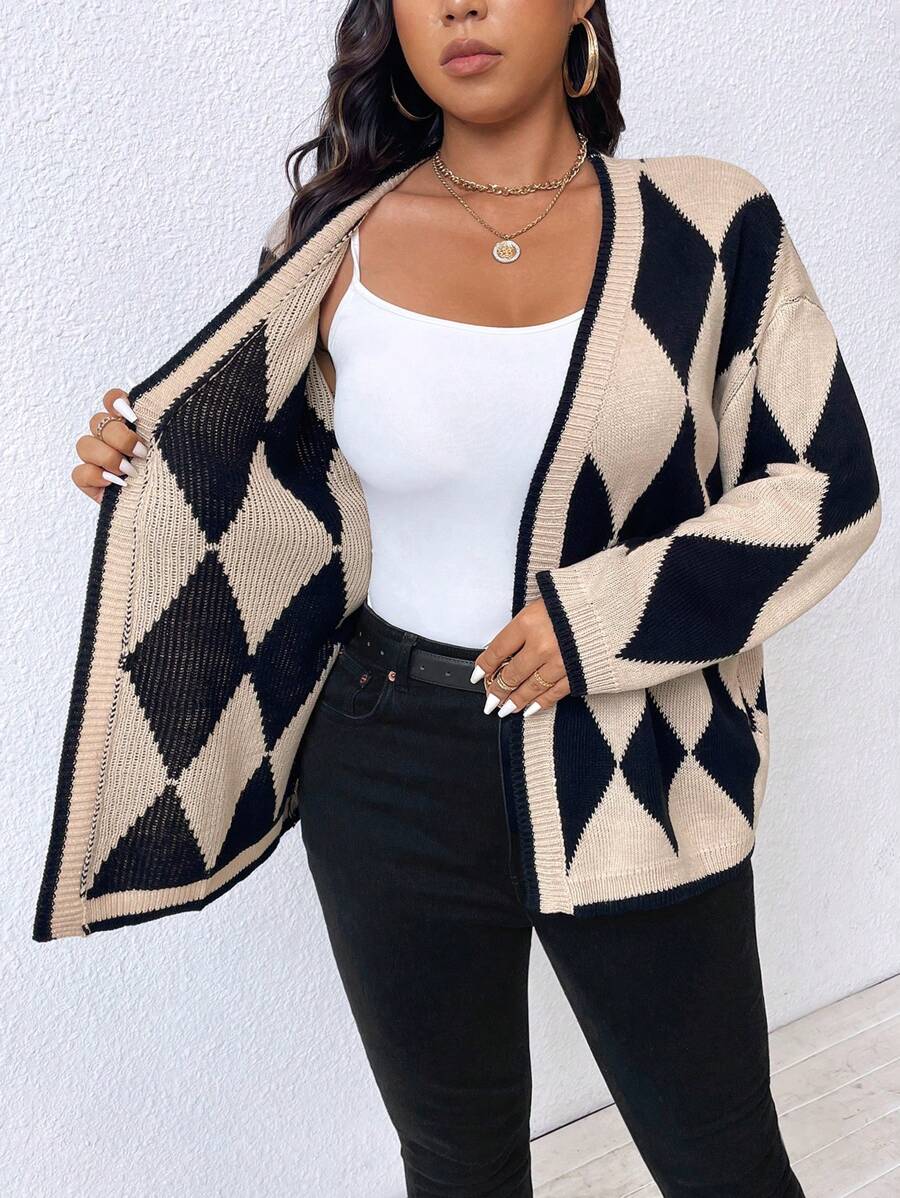 Cardigan Plus Size manga longa em lã penteada. Design moderno, confortável e perfeito para realçar suas curvas.