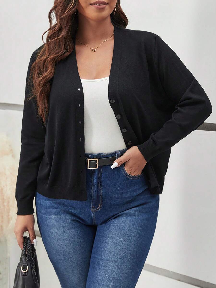 Cardigan Plus Size elegante e versátil. Manga longa, decote V e malha resistente que valoriza suas curvas com conforto.