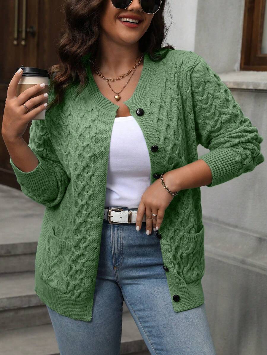 Combine estilo e conforto com cardigan feminino plus size de ajuste regular e maciez.