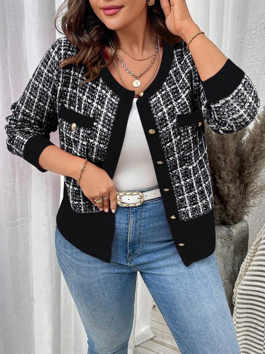 Cardigan feminino plus size com bloco de cores e bolso funcional. Slim fit que valoriza a silhueta e aquece sem pesar.