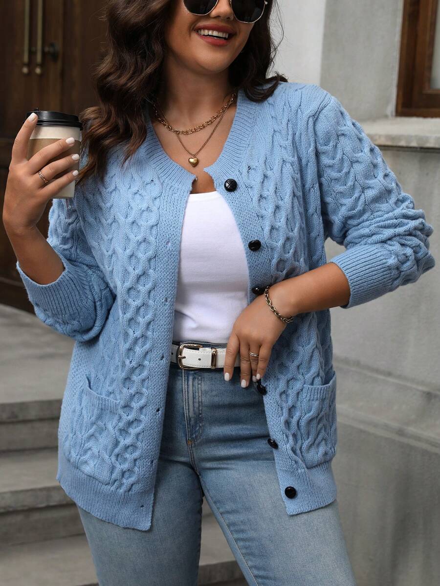 Combine conforto e estilo com cardigan plus size transpassado, ajuste perfeito e prático.