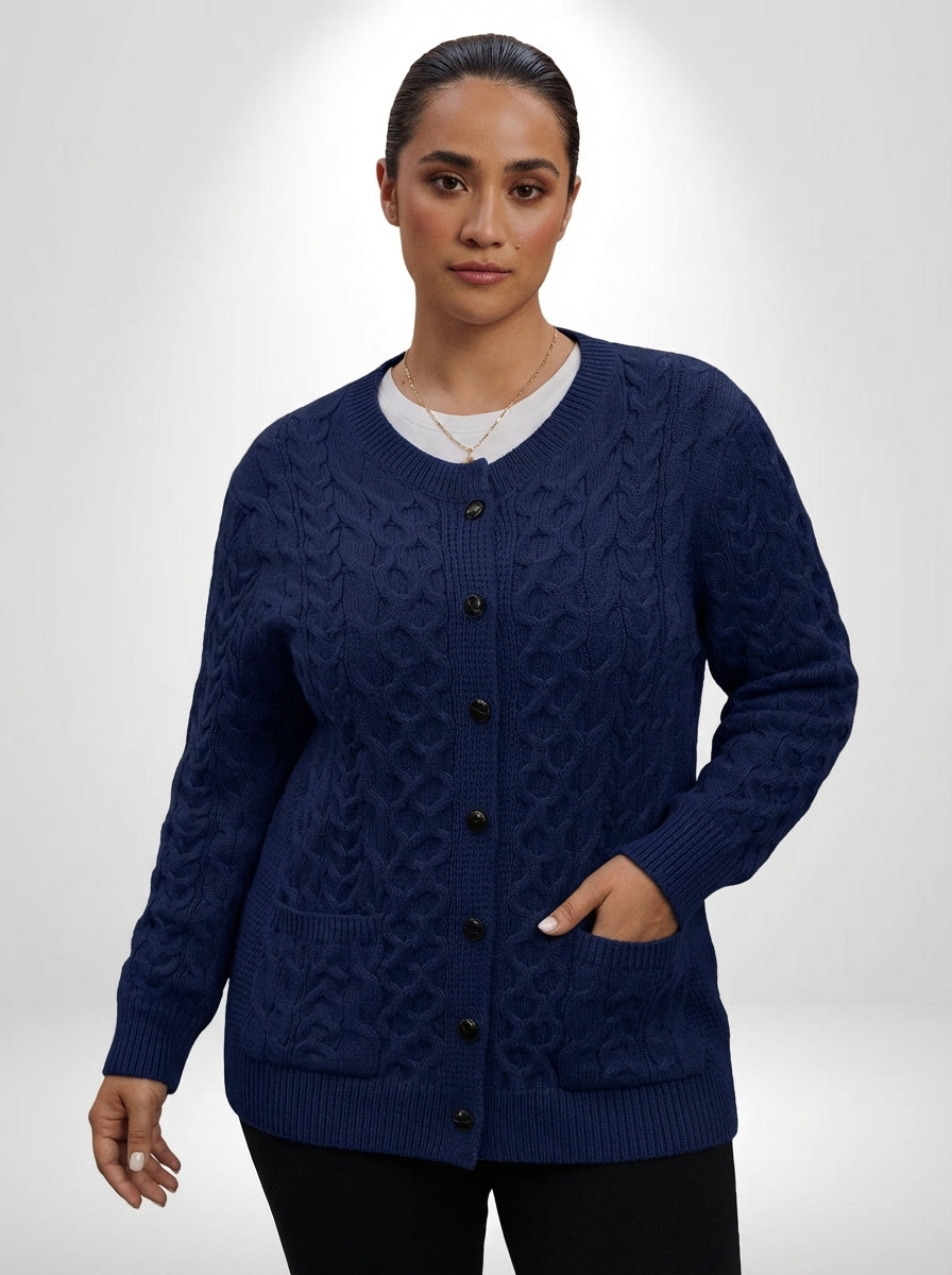 Cardigan plus size casual azul marinho com caimento confortável, bolsos funcionais e mangas longas