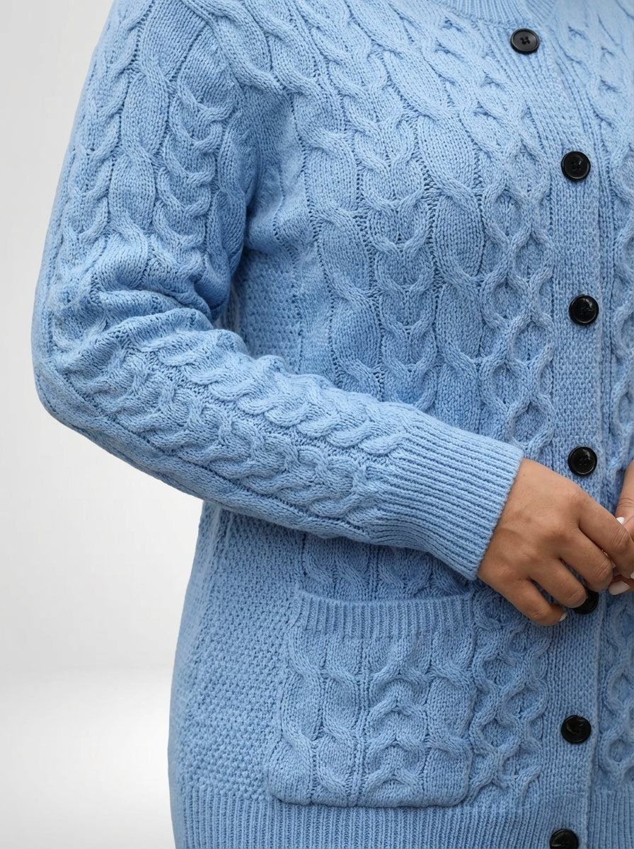 Cardigan plus size azul transpassado com botões frontais, elasticidade baixa e caimento regular