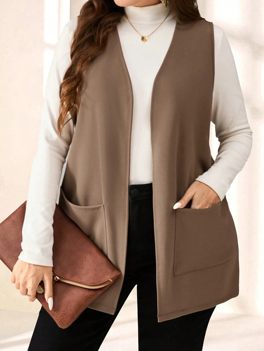 Colete plus size em malha, caimento regular e bolsos práticos para looks modernos e confortáveis.