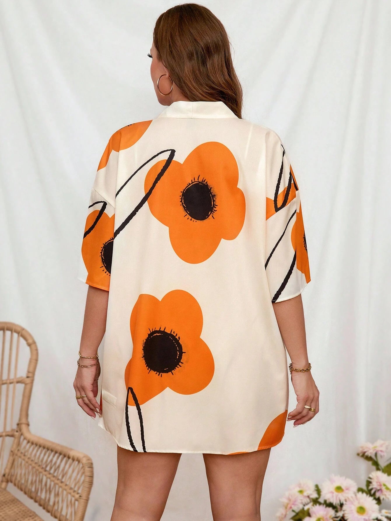 Conjunto florido com cores laranjas, confortável com um estilo exclusivo e único.