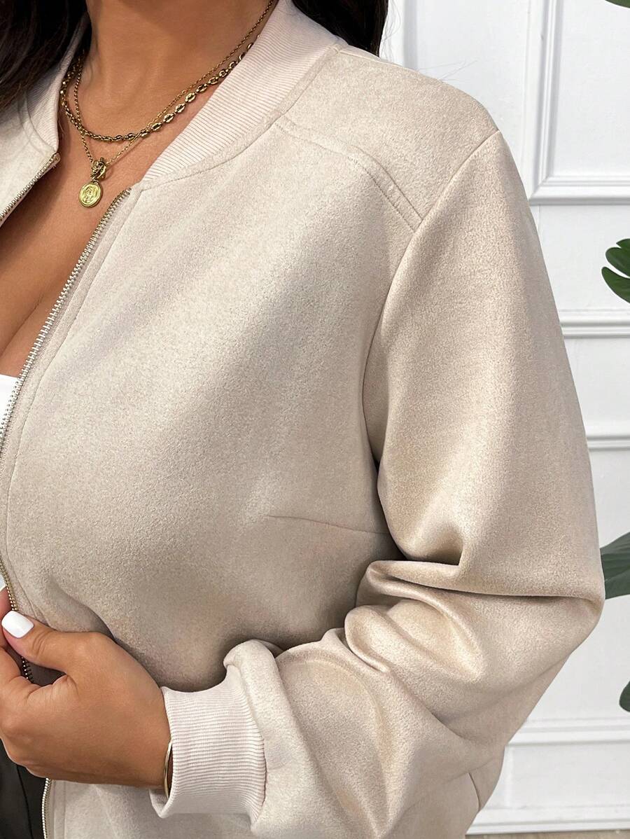 Conforto e estilo em uma jaqueta bomber plus size. Caimento regular, manga comprida e tecido de malha macio.