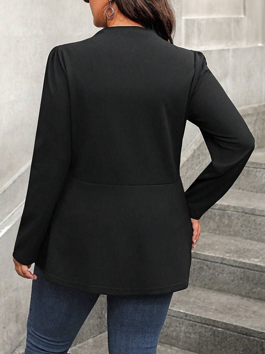 Conforto e estilo em uma jaqueta Plus Size com manga longa bufante, gola redonda e fechamento em zíper. Ideal para looks de outono e primavera.