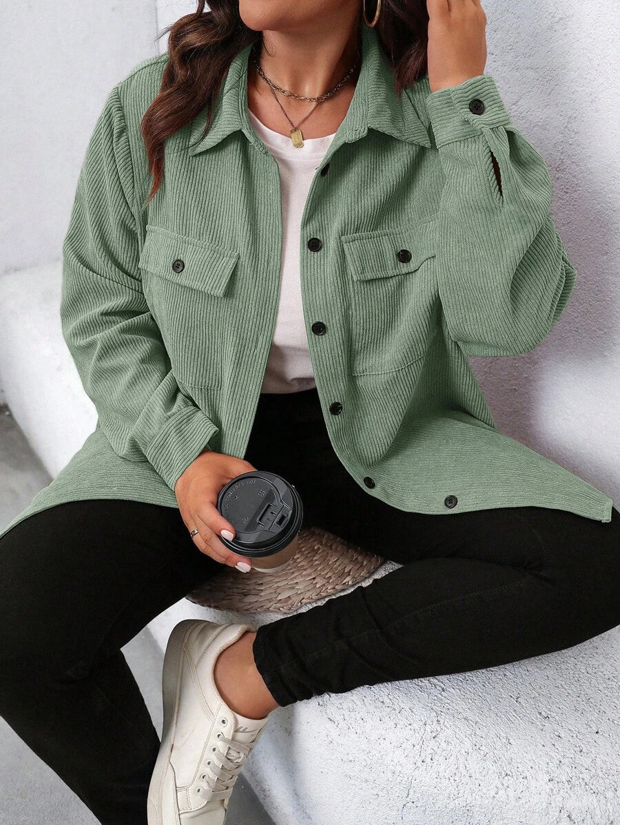Praticidade e conforto com a Jaqueta Shacket Plus Size. Manga longa, ajuste regular e tecido 100% algodão.