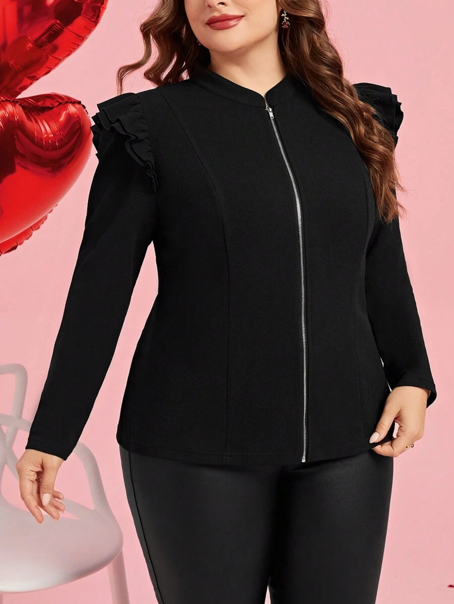 Jaqueta plus size preta com gola baixa, mangas longas e detalhe plissado. Perfeita para looks elegantes e confortáveis em qualquer ocasião.