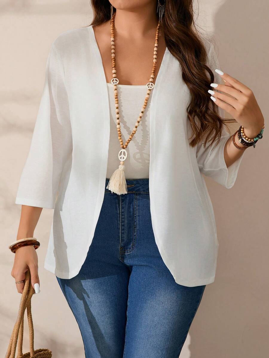 Transforme seus looks com jaqueta plus size branca, manga 3/4 e corte assimétrico. Casual, prática e sofisticada, ideal para qualquer ocasião.