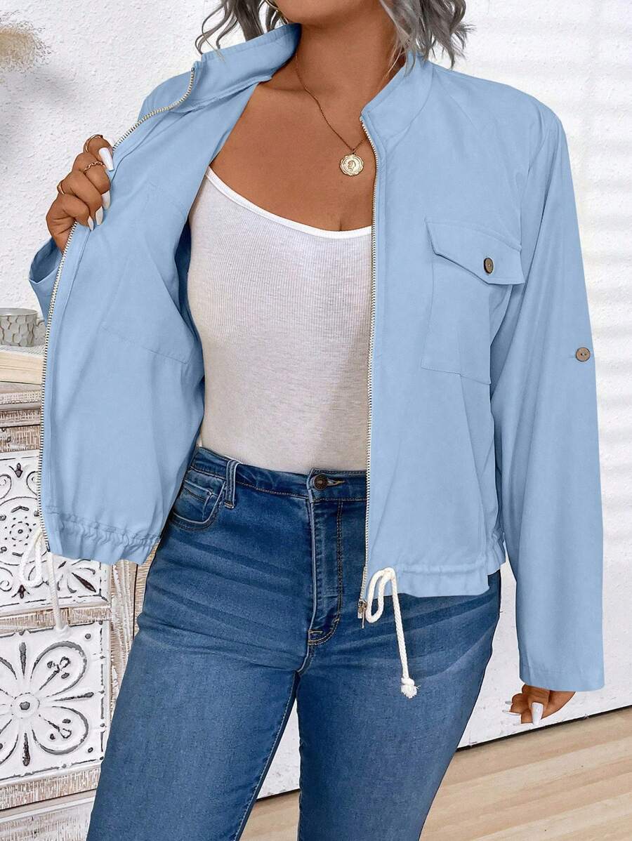 Jaqueta plus size com caimento solto, mangas de enrolar e bolso com zíper. Prática, confortável e cheia de estilo.