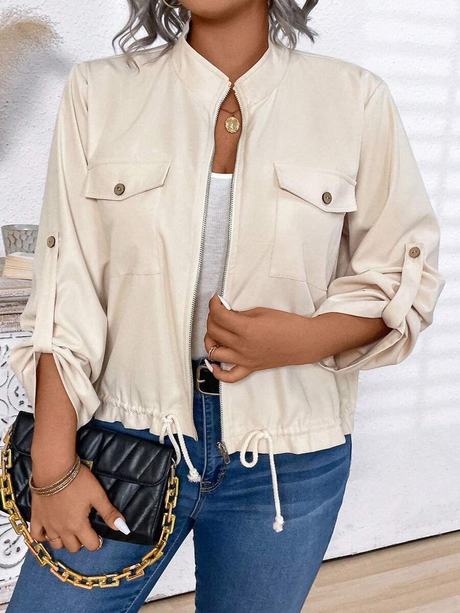 Jaqueta Plus Size em malha com caimento solto, mangas de enrolar e bolsos com zíper. Conforto e praticidade para qualquer ocasião.
