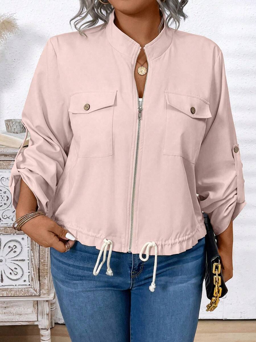 Jaqueta plus size em malha não elástica, caimento solto e bainha com cordão. Perfeita para looks casuais e confortáveis.