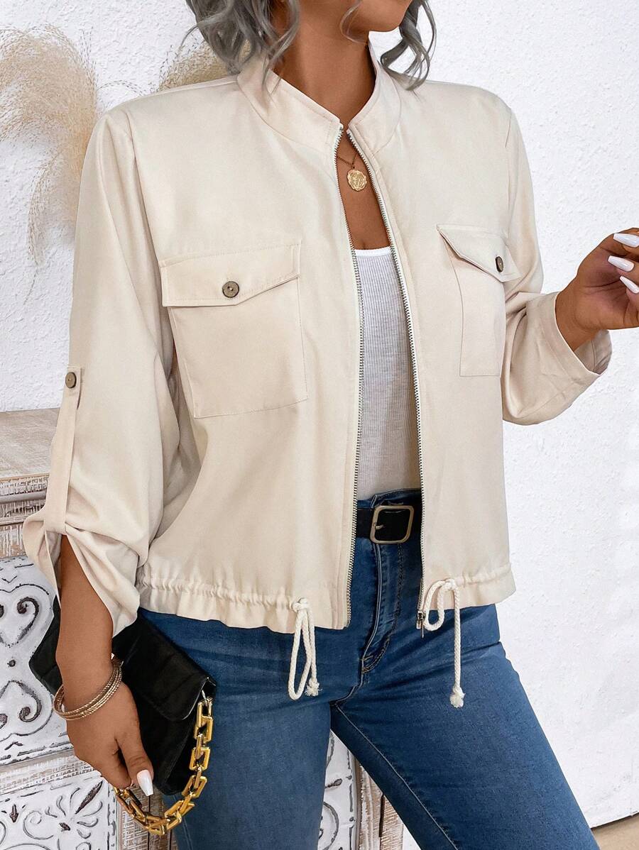 Jaqueta plus size em malha respirável, caimento solto, mangas ajustáveis e bolsos com zíper. Conforto e estilo em qualquer momento.