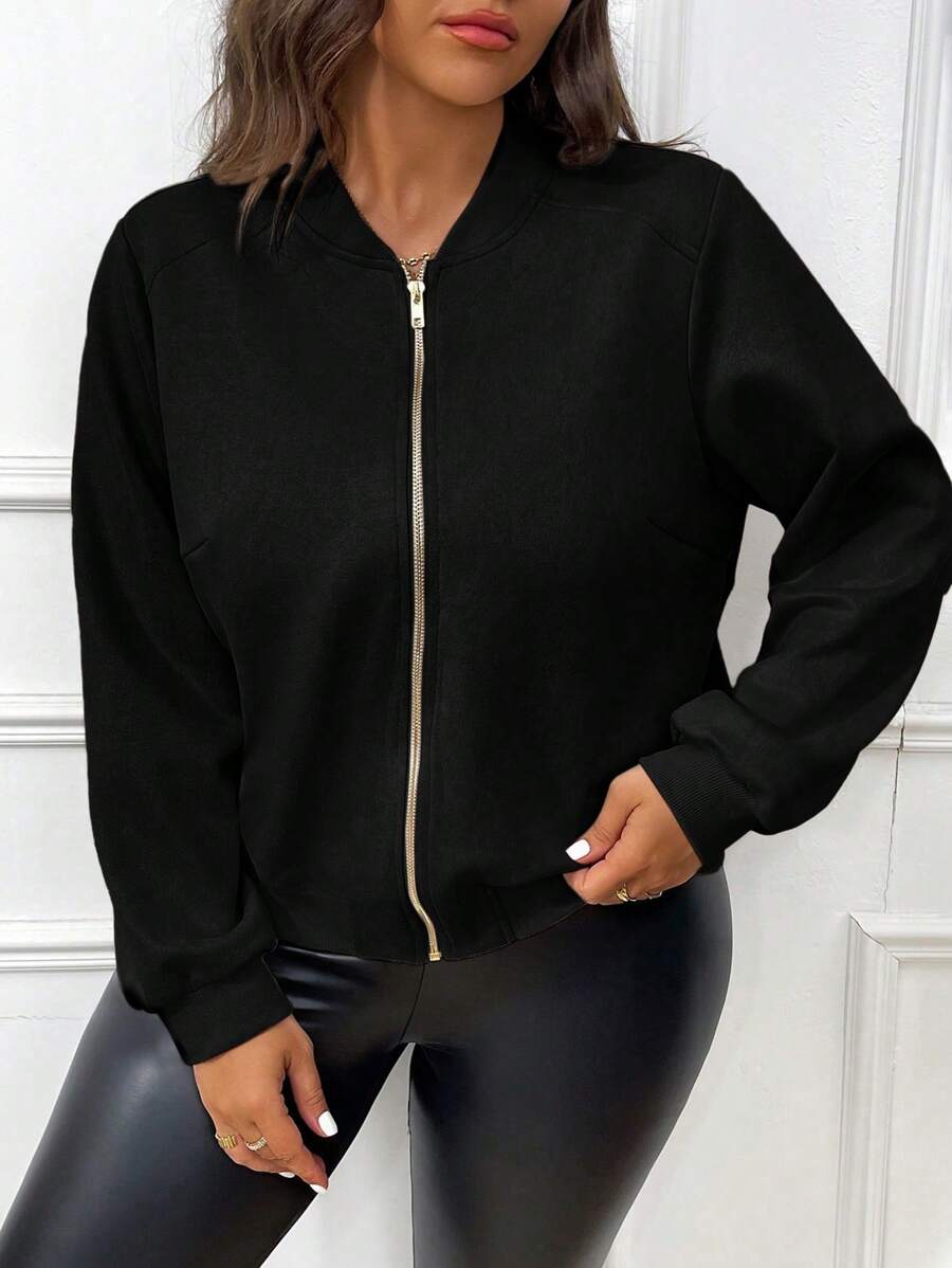Jaqueta Bomber Plus Size com zíper central e tecido de malha. Estilo e conforto para qualquer ocasião.