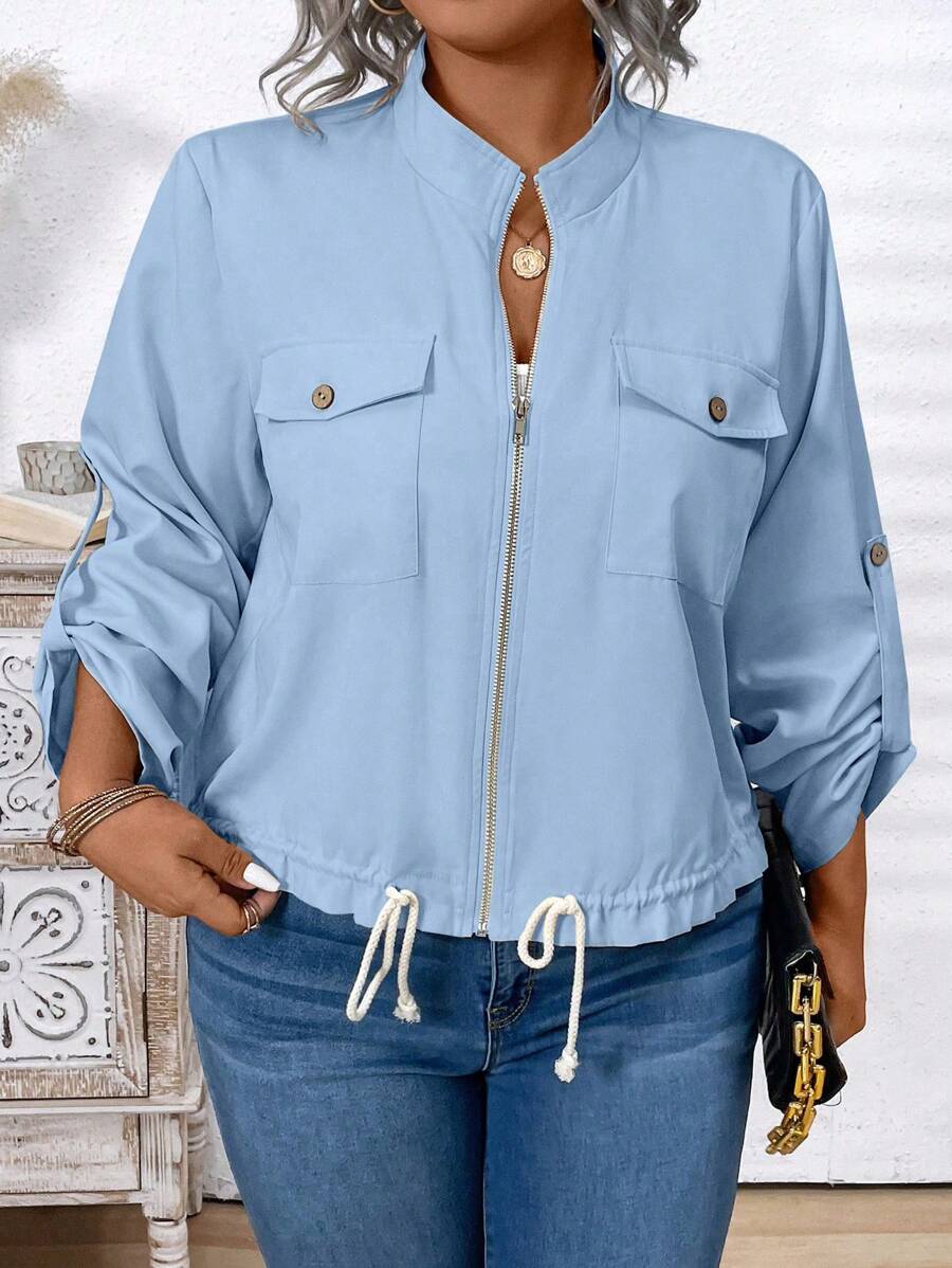 Jaqueta plus size em malha com caimento solto, bainha ajustável e mangas de enrolar. Funcionalidade que acompanha seu dia.