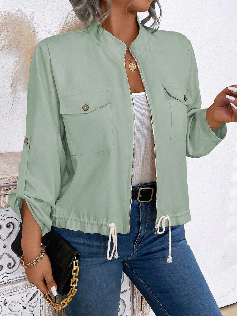 Jaqueta plus size com caimento solto, bainha ajustável e bolsos com zíper. Estilo, conforto e funcionalidade.