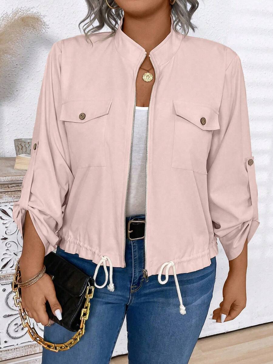 Jaqueta plus size casual com mangas de enrolar, bolsos com zíper e bainha ajustável. Ideal para o dia a dia e ocasiões informais.