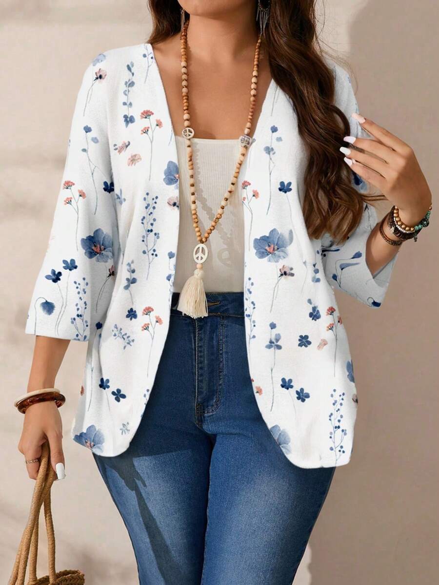 Estilo moderno e caimento perfeito: jaqueta plus size floral assimétrica, ideal para looks casuais e elegantes no dia a dia.