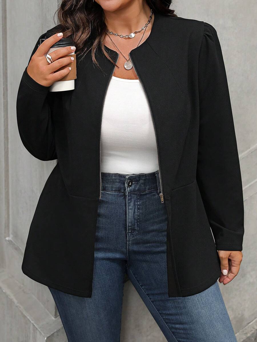 Jaqueta Plus Size preta em algodão estruturado, com manga bufante e zíper central. Elegância, conforto e caimento perfeito para meia-estação.
