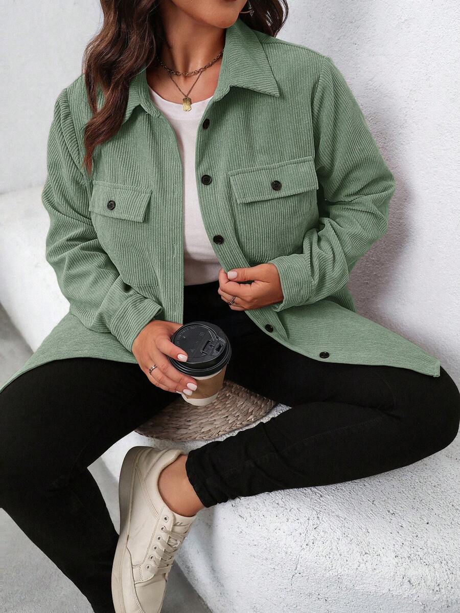 Jaqueta Plus Size feminina em algodão, com bolsos e ajuste regular. Conforto e estilo para looks versáteis do dia a dia.