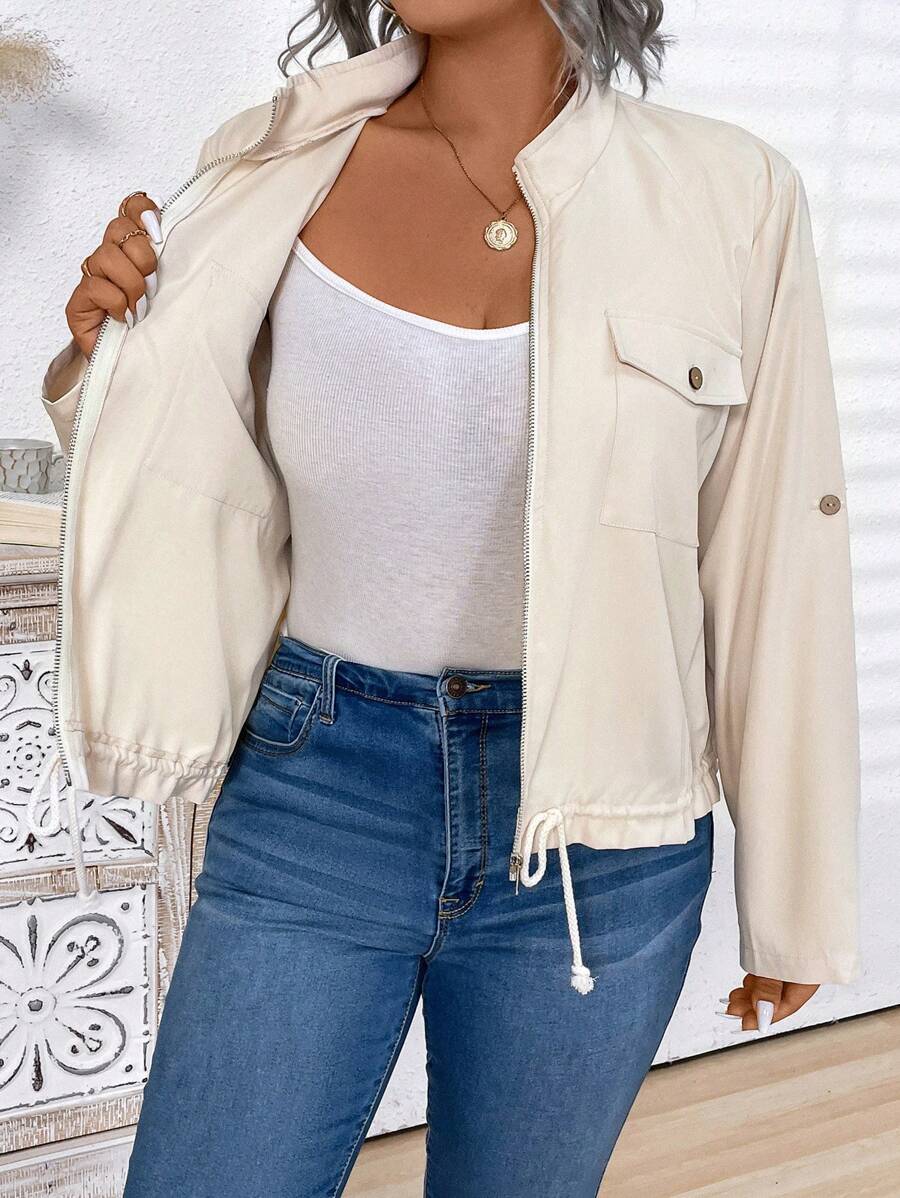 Jaqueta plus size casual com ajuste na bainha, mangas de enrolar e bolsos com zíper. Prática, confortável e cheia de estilo.