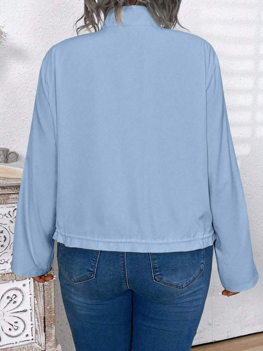 Jaqueta plus size casual com caimento solto, mangas de enrolar e bolsos práticos. Conforto e praticidade em qualquer ocasião.