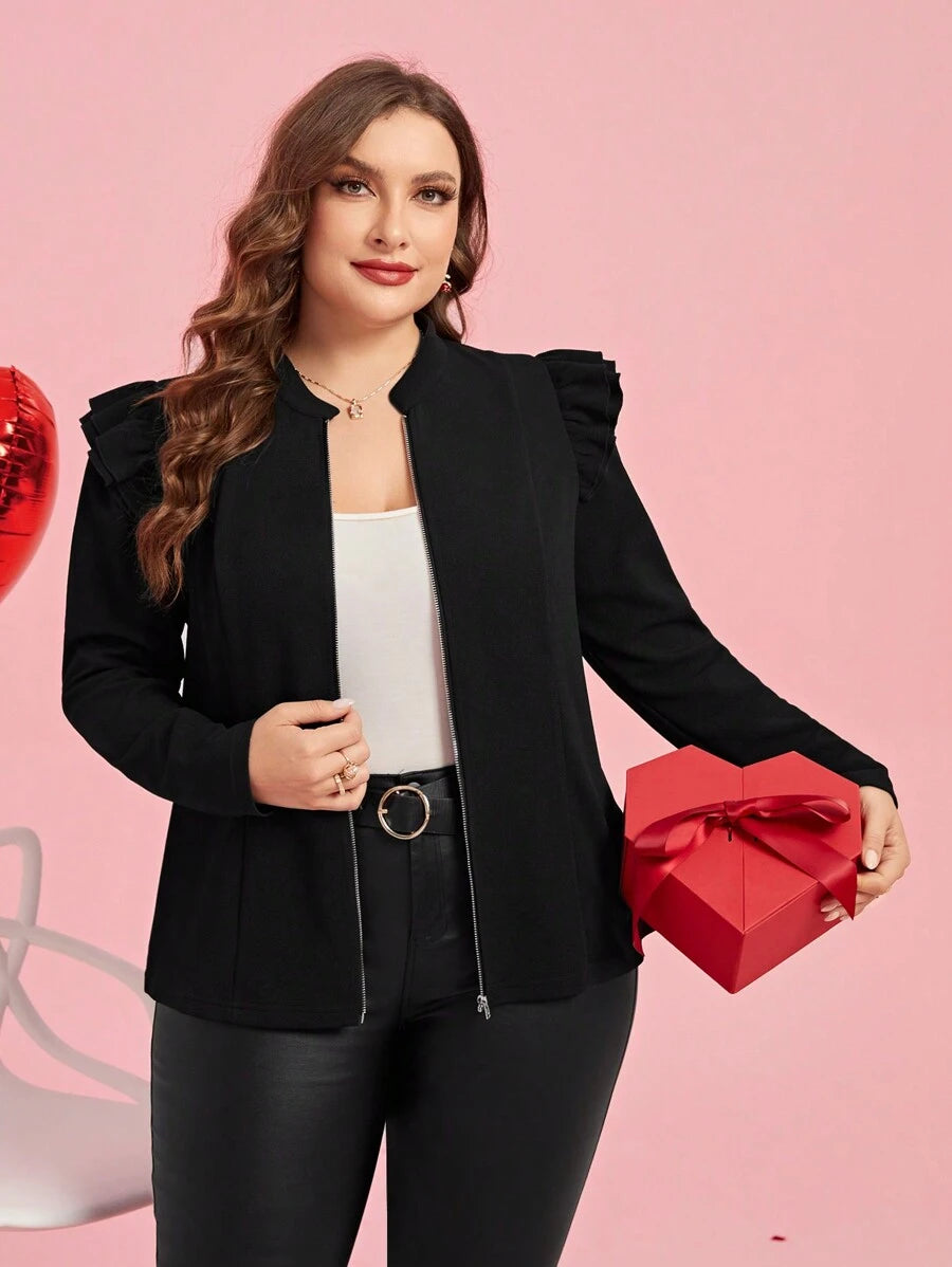 Jaqueta feminina plus size com babados e plissado. Ajuste regular que alonga a silhueta e garante conforto o dia todo.