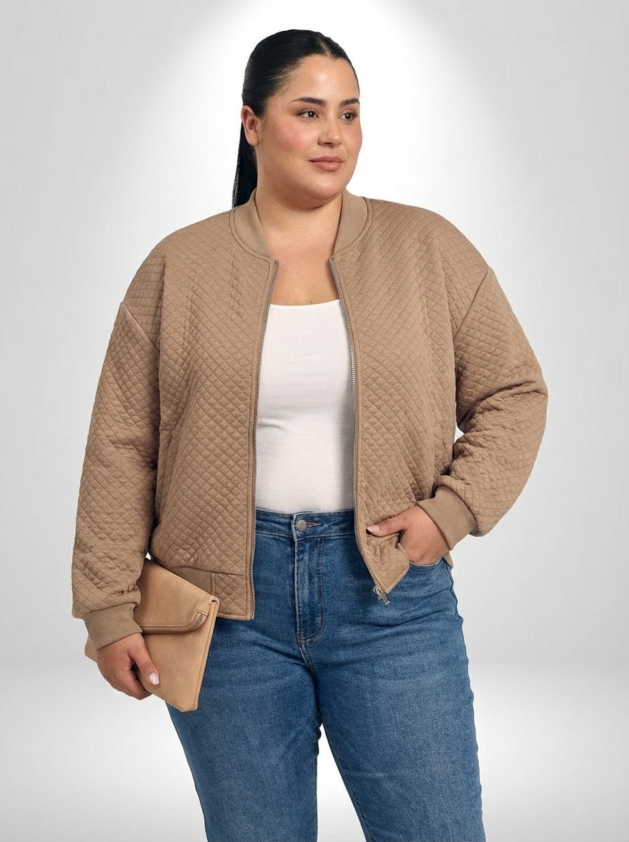 Jaqueta plus size bege com acabamento em zíper, mangas compridas e visual versátil