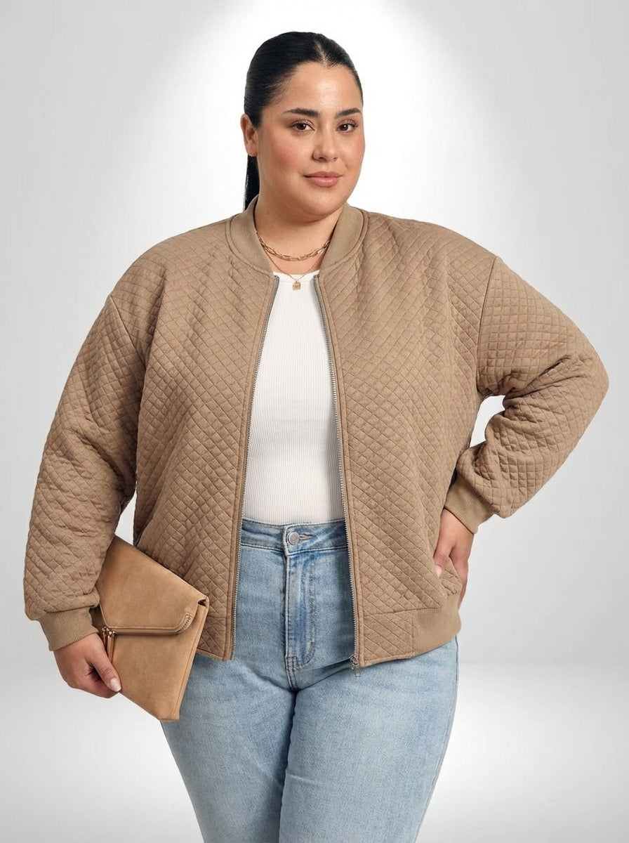 Jaqueta bomber plus size bege com comprimento regular, caimento leve e estilo casual