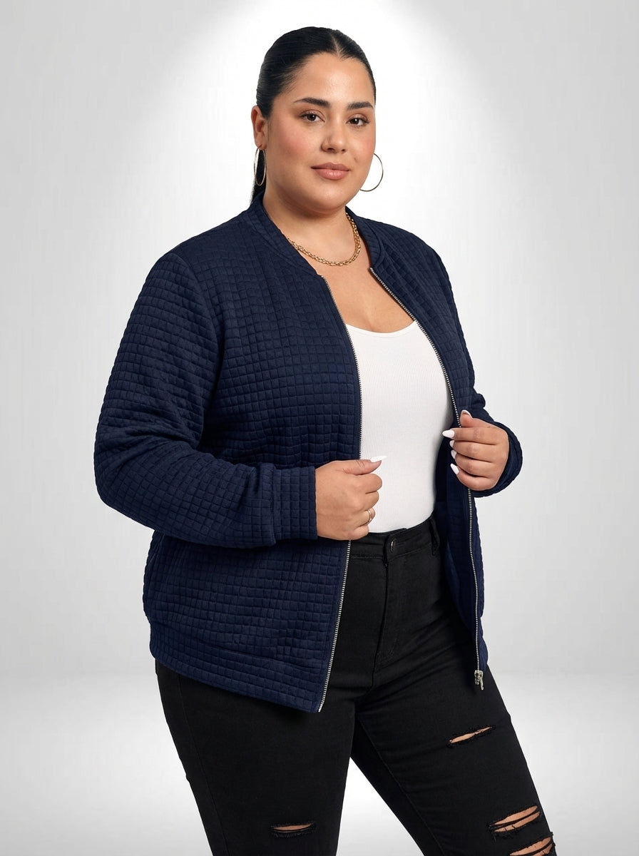 Jaqueta plus size azul marinho com comprimento médio, malha elástica e ajuste regular
