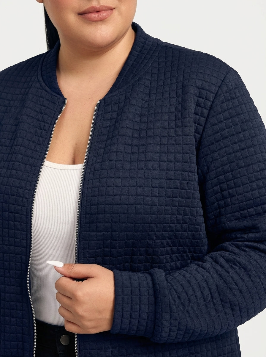 Jaqueta plus size casual texturizada azul marinho com zíper central e mangas longas