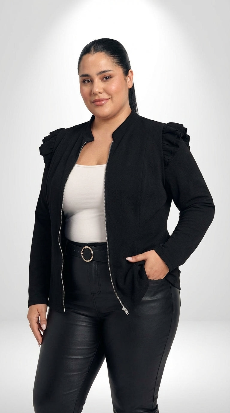 Jaqueta plus size preta com babados, detalhe plissado e fechamento por zíper frontal
