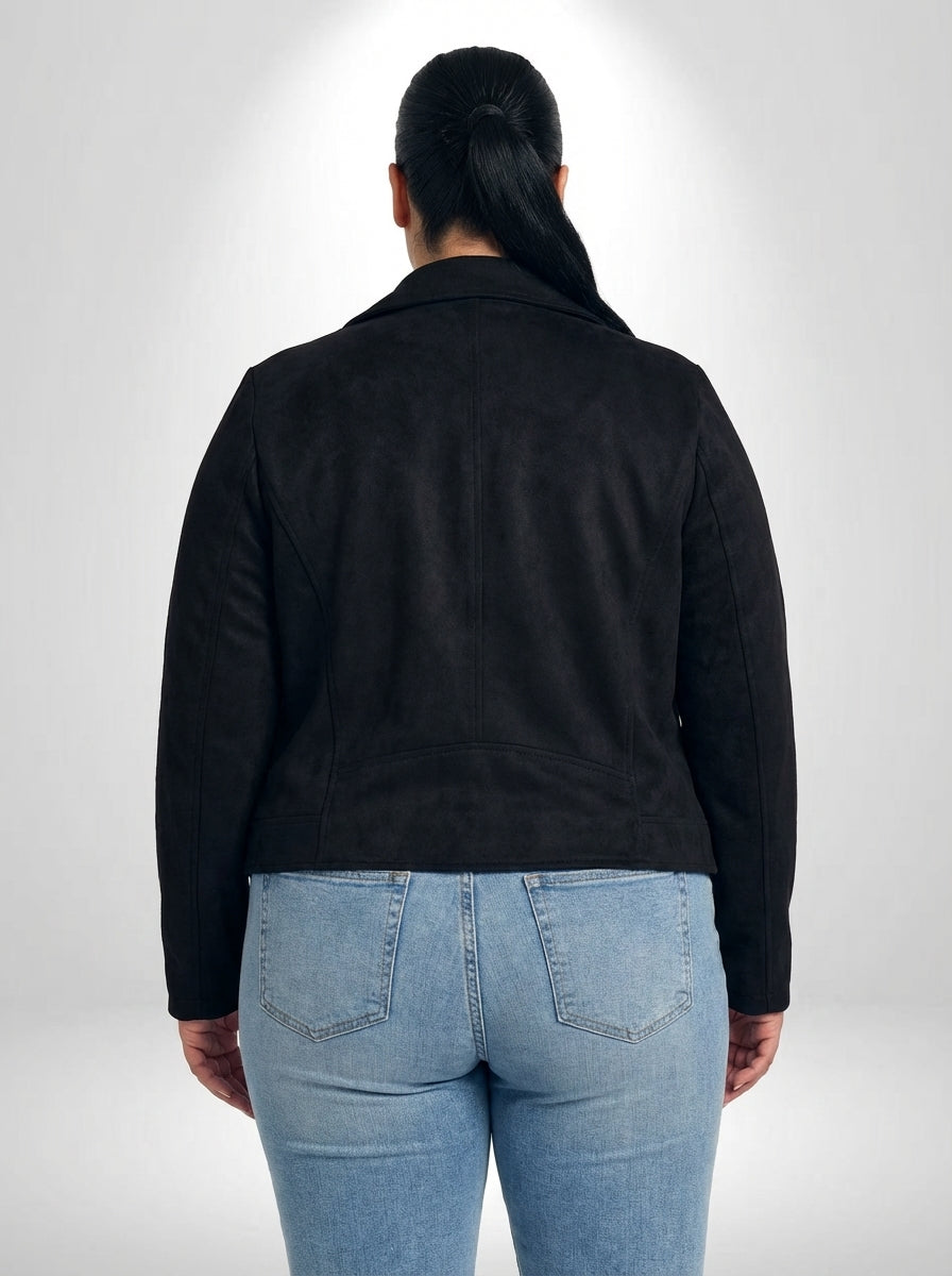 Jaqueta plus size preta estilo motoqueiro com caimento regular, tecido em algodão e visual sofisticado
