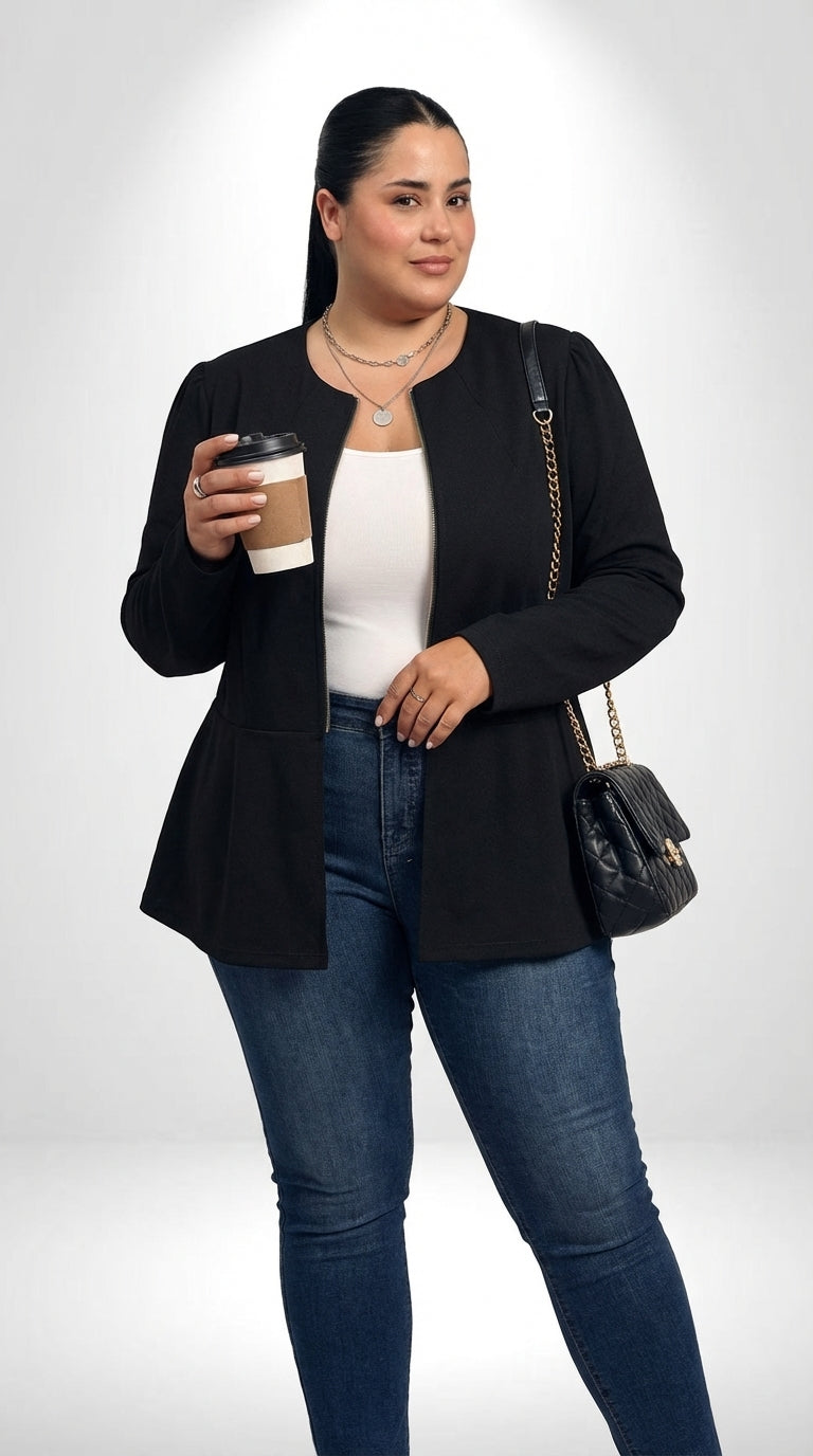 Jaqueta plus size preta com modelagem confortável, gola redonda e baixa elasticidade
