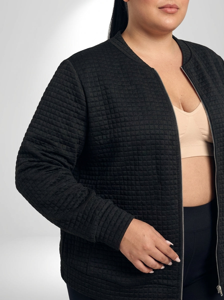 Jaqueta plus size preta em malha com elasticidade média, mangas compridas e visual versátil