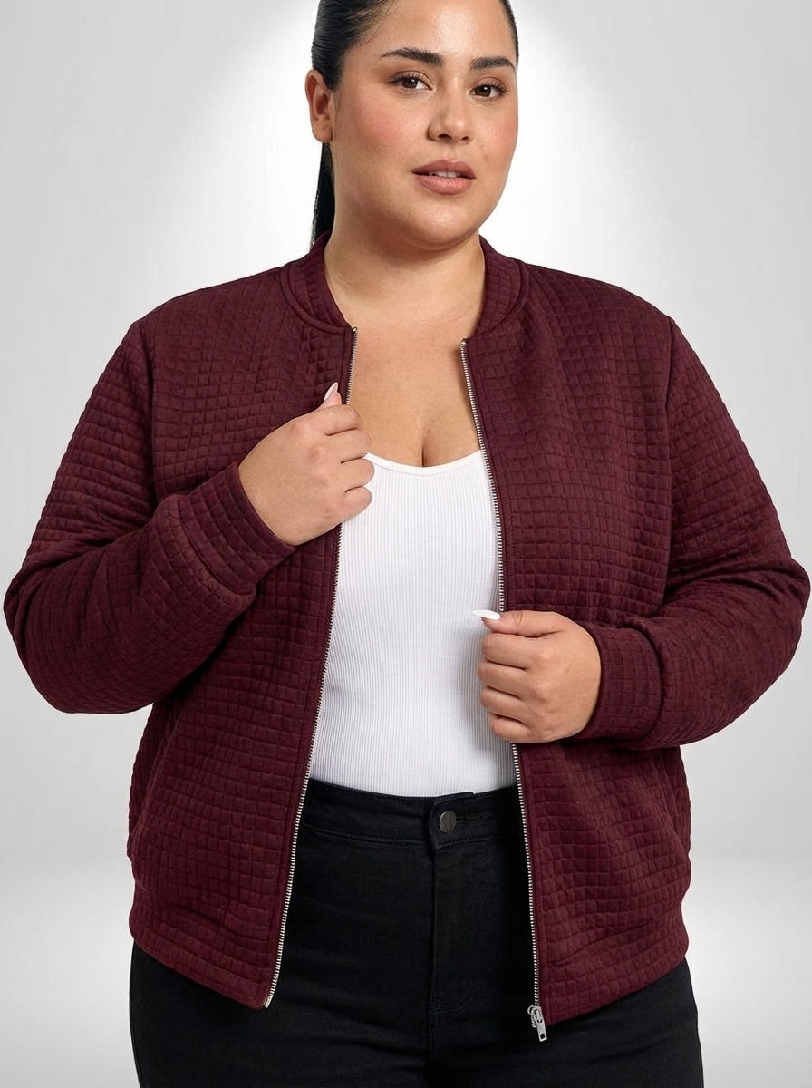 Jaqueta plus size texturizada vinho com caimento confortável, gola universitária e visual casual