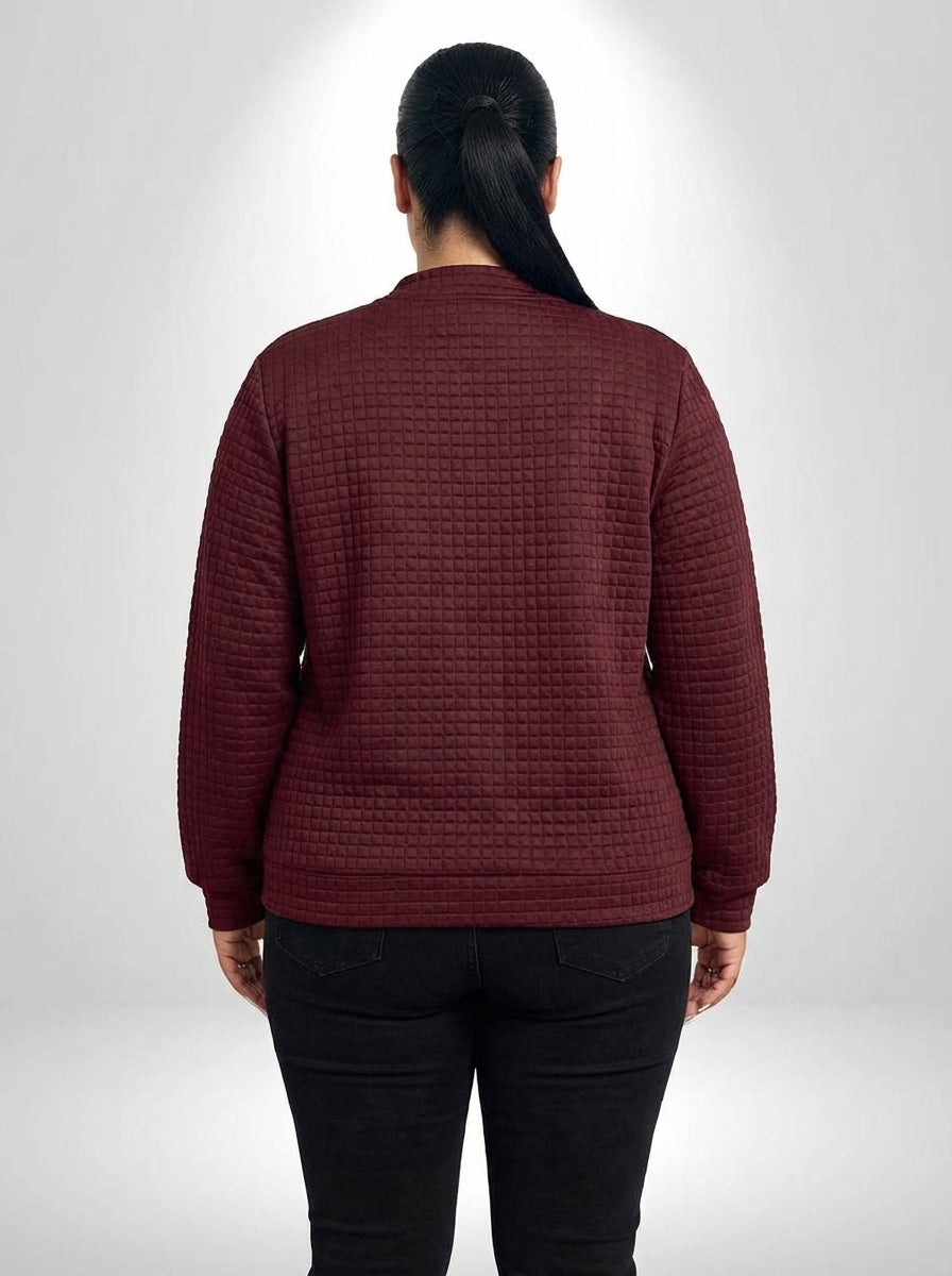 Jaqueta plus size vinho em malha com elasticidade média, comprimento médio e ajuste regular