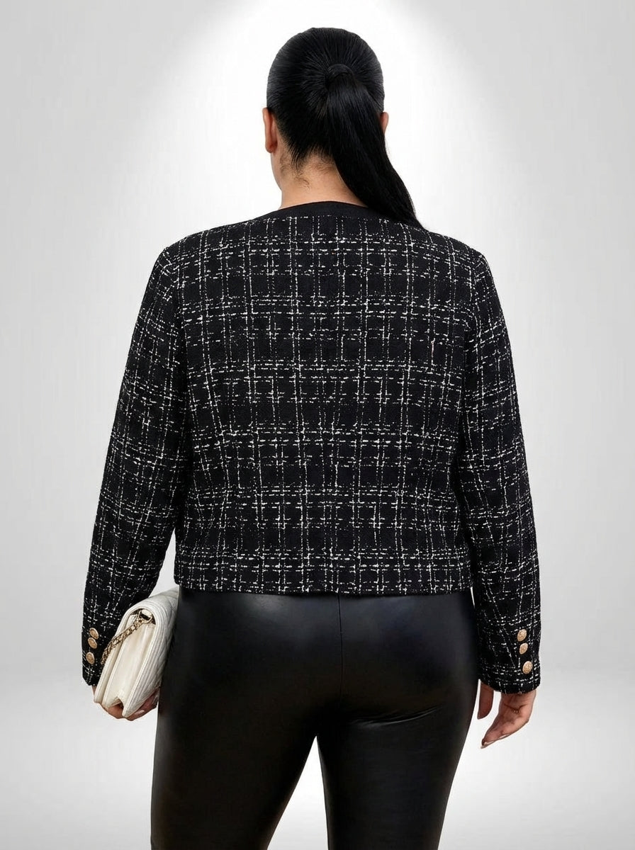 Jaqueta plus size com estampa xadrez, bolso funcional e caimento regular