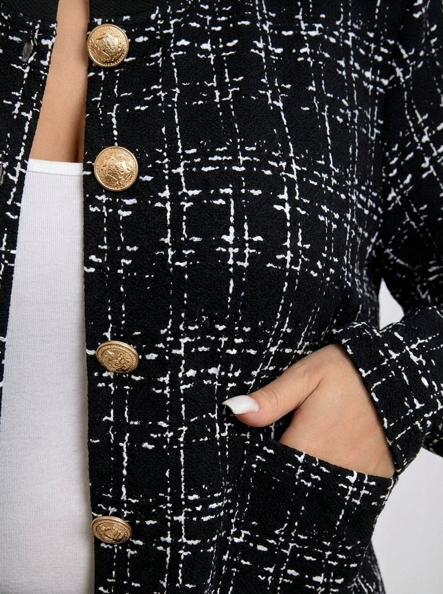 Jaqueta plus size xadrez com gola redonda, elasticidade média e visual sofisticado