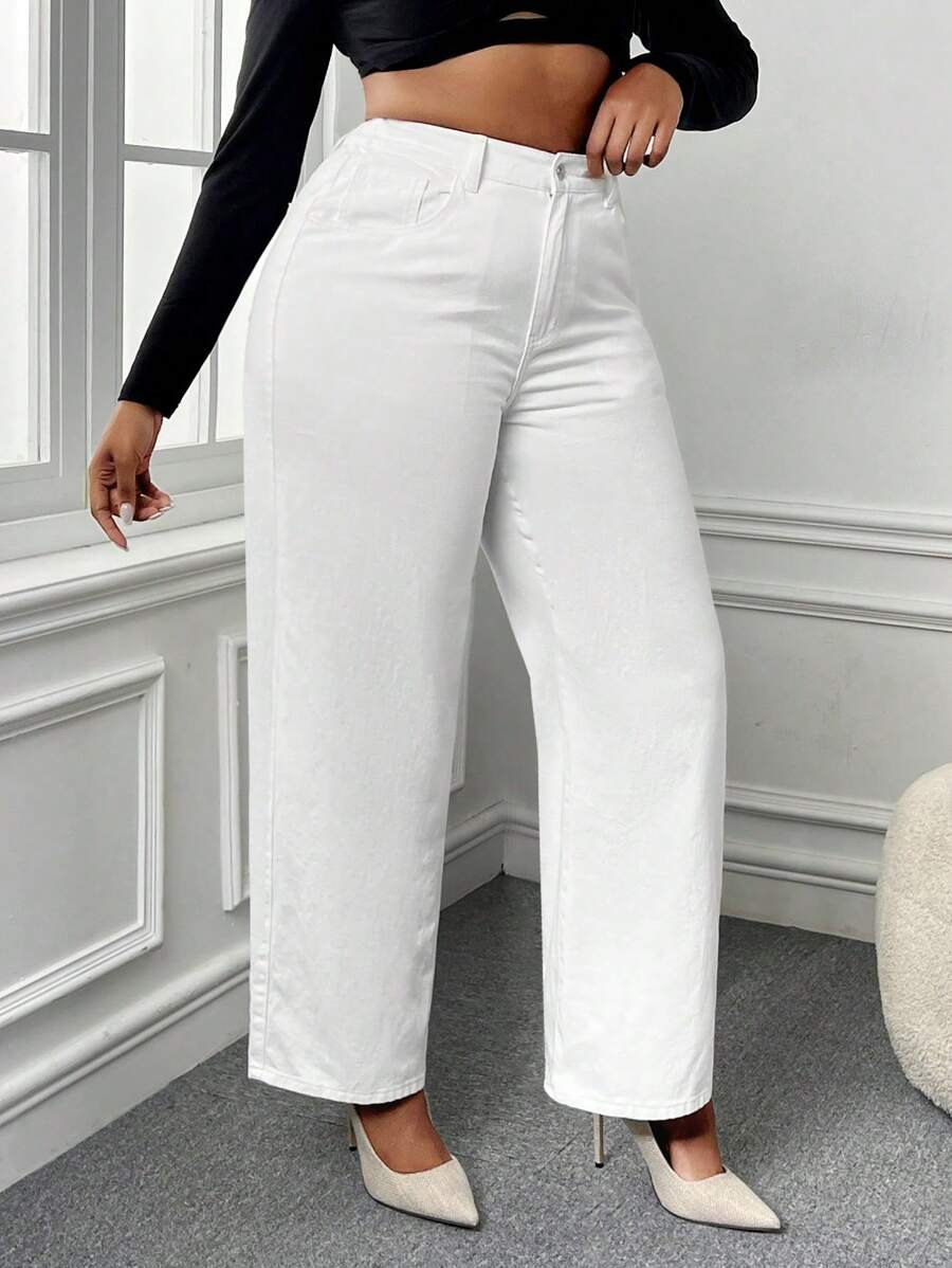 Sinta-se confiante e elegante. Calça jeans plus size, tecido resistente e caimento perfeito para valorizar suas curvas.