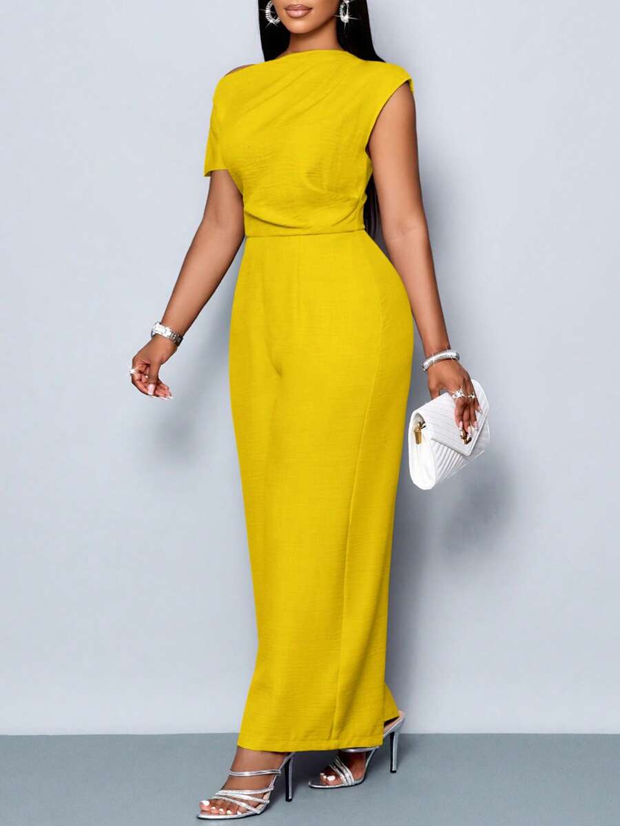 Versátil e elegante, macacão plus size ombro à mostra com cintura alta, perfeito para eventos formais e informais.