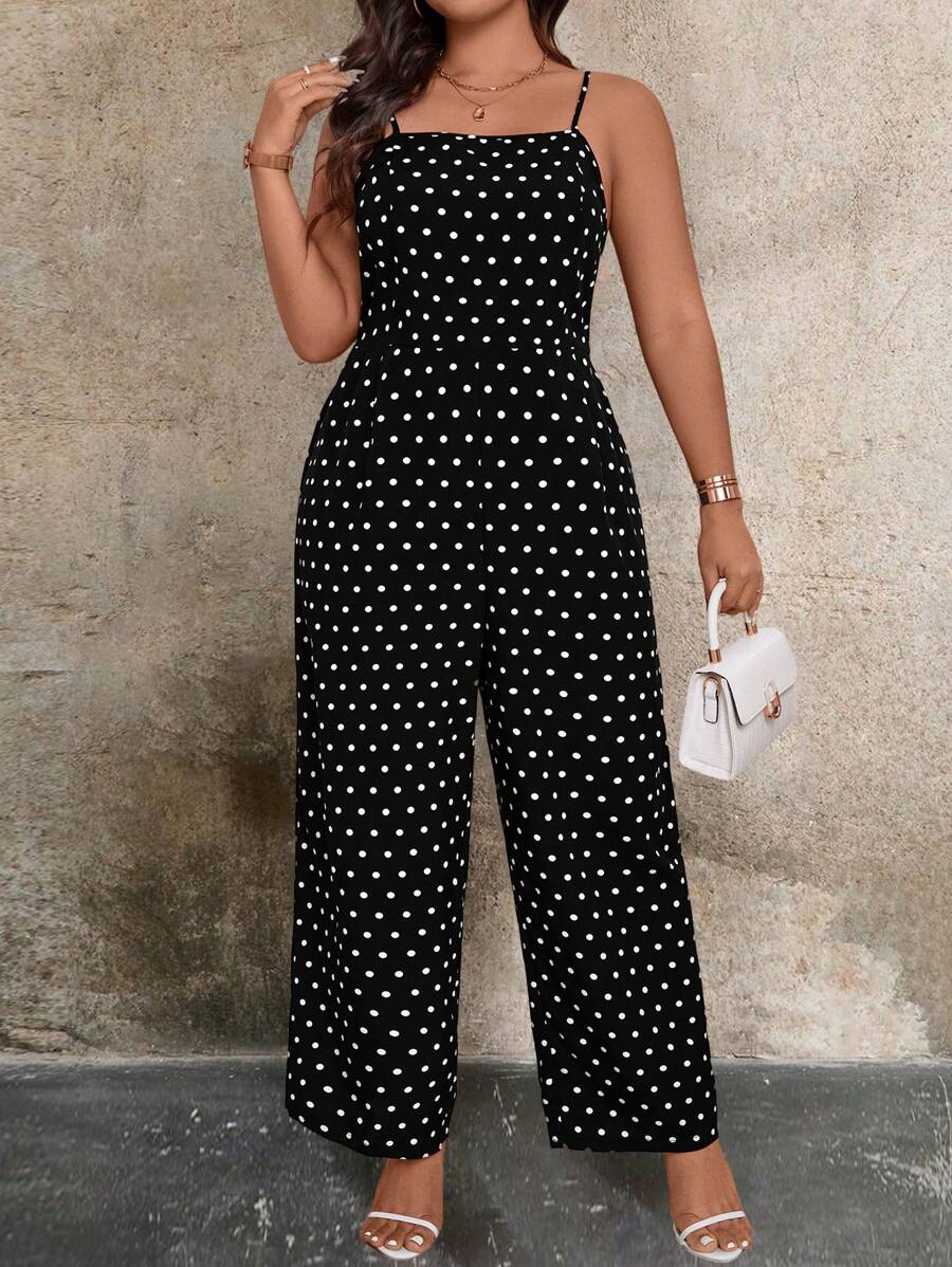 Macacão Plus Size elegante com costas nuas, cintura alta e estampa de bolinhas. Sofisticação e conforto em um só look feminino.