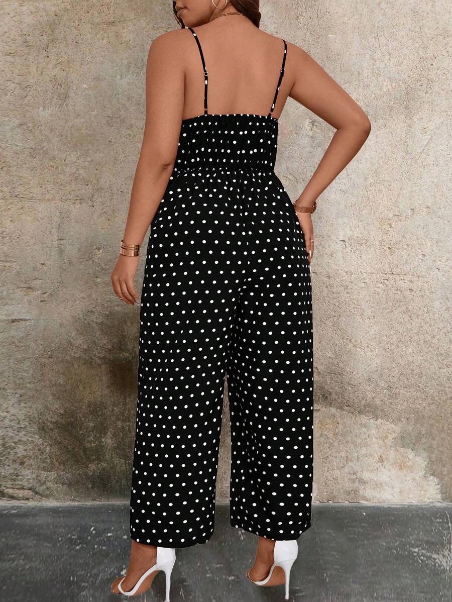 Valorize suas curvas com macacão plus size de costas nuas, modelagem solta e caimento impecável. Estilo versátil e atemporal.