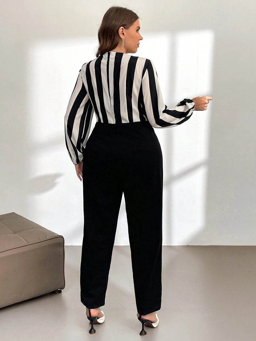 Estilo moderno com decote V cruzado, listras verticais que afinam e caimento perfeito para valorizar suas curvas.