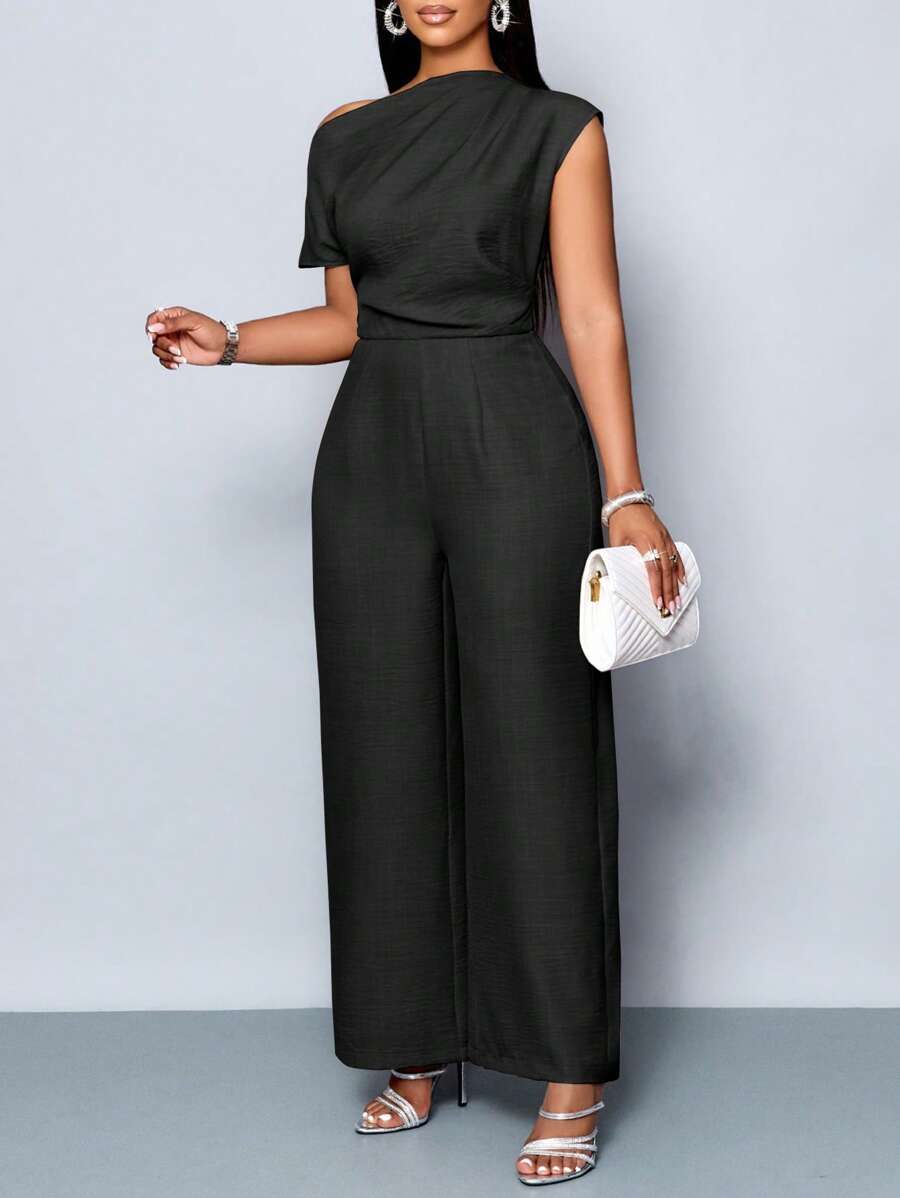 Macacão plus size ombro à mostra, elegante e confortável, ideal para eventos especiais ou encontros sofisticados.