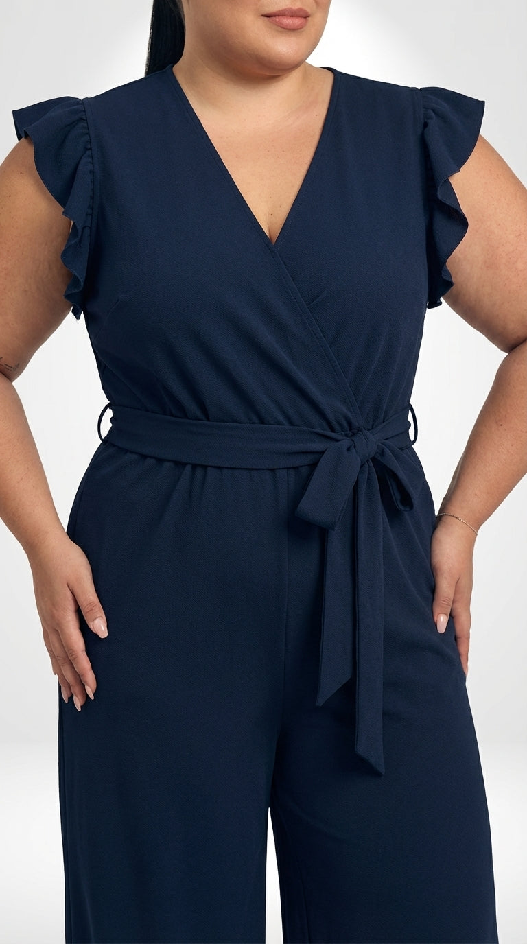 Macacão plus size azul marinho com cinto incluso, caimento solto e detalhe plissado