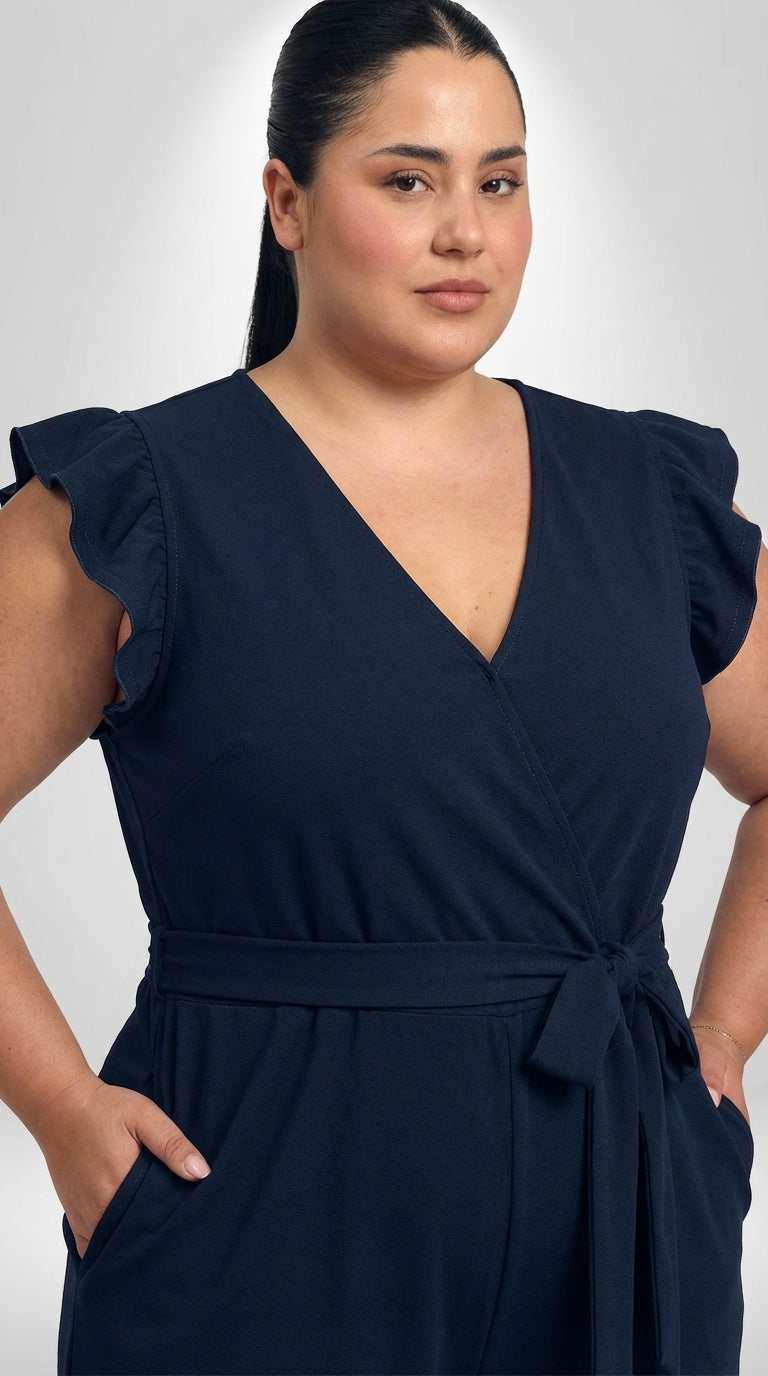 Macacão plus size azul marinho com decote V pequeno, cintura alta e mangas bufantes
