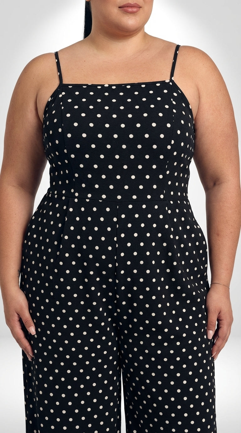 Macacão plus size preto e branco estilo collant com caimento leve e estampa clássica de bolinhas