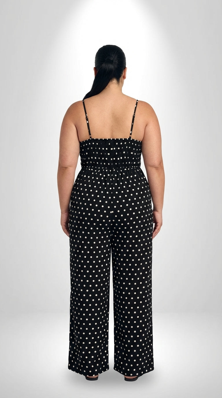 Macacão plus size longo com modelagem solta, cintura alta e estampa de bolinhas preta e branca